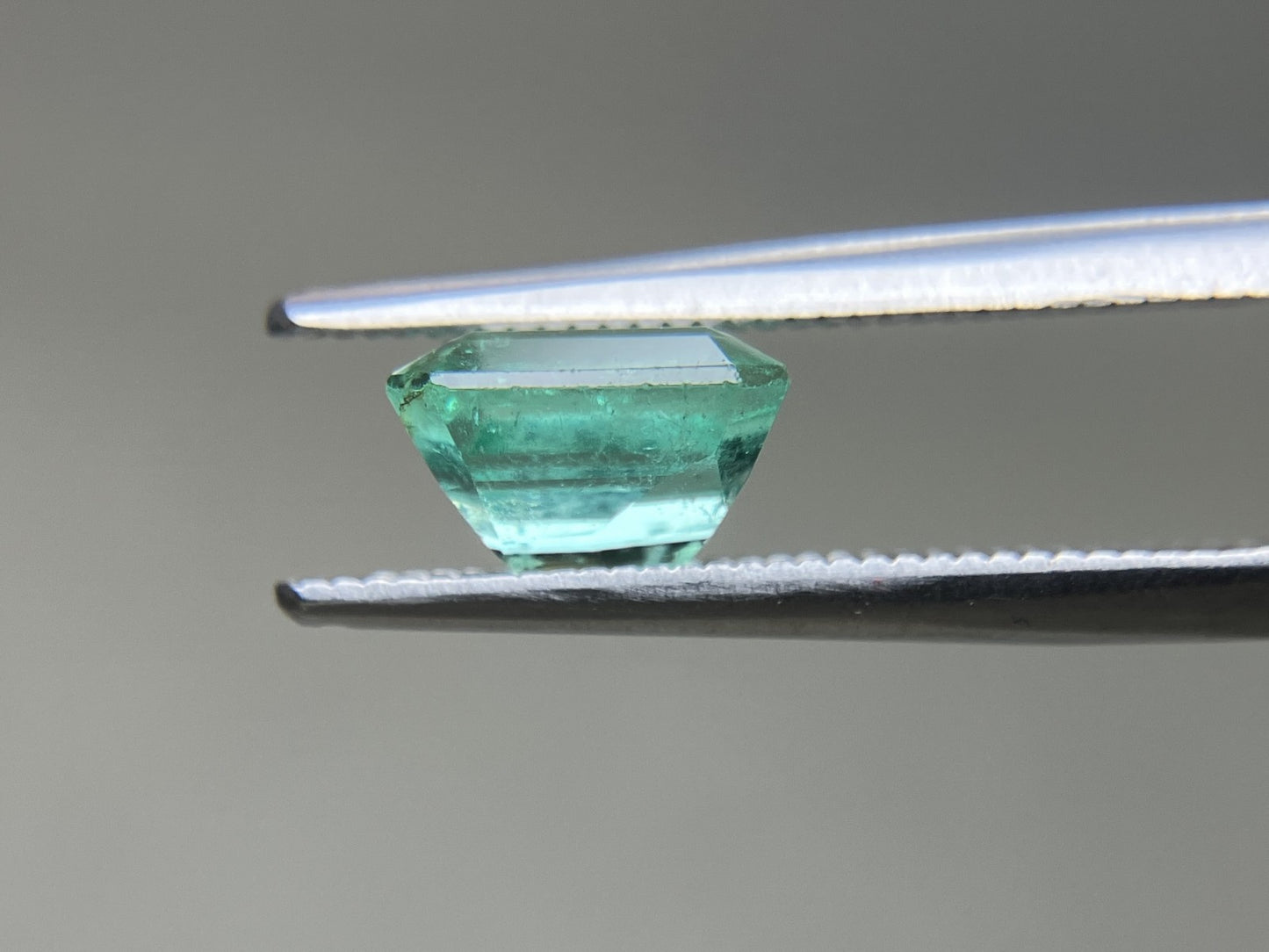 エメラルド 天然 1.850ct 中央宝石ソーティング付き 7.59㎜×7.13㎜×4.93㎜ ルース（ 裸石 ） 7636YY