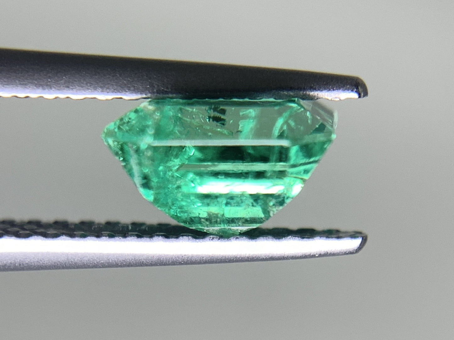 エメラルド 1.604ct 宝石ソーティング付き  7.4㎜×7.1㎜×4.5㎜  ルース（ 裸石 ） 2561Y