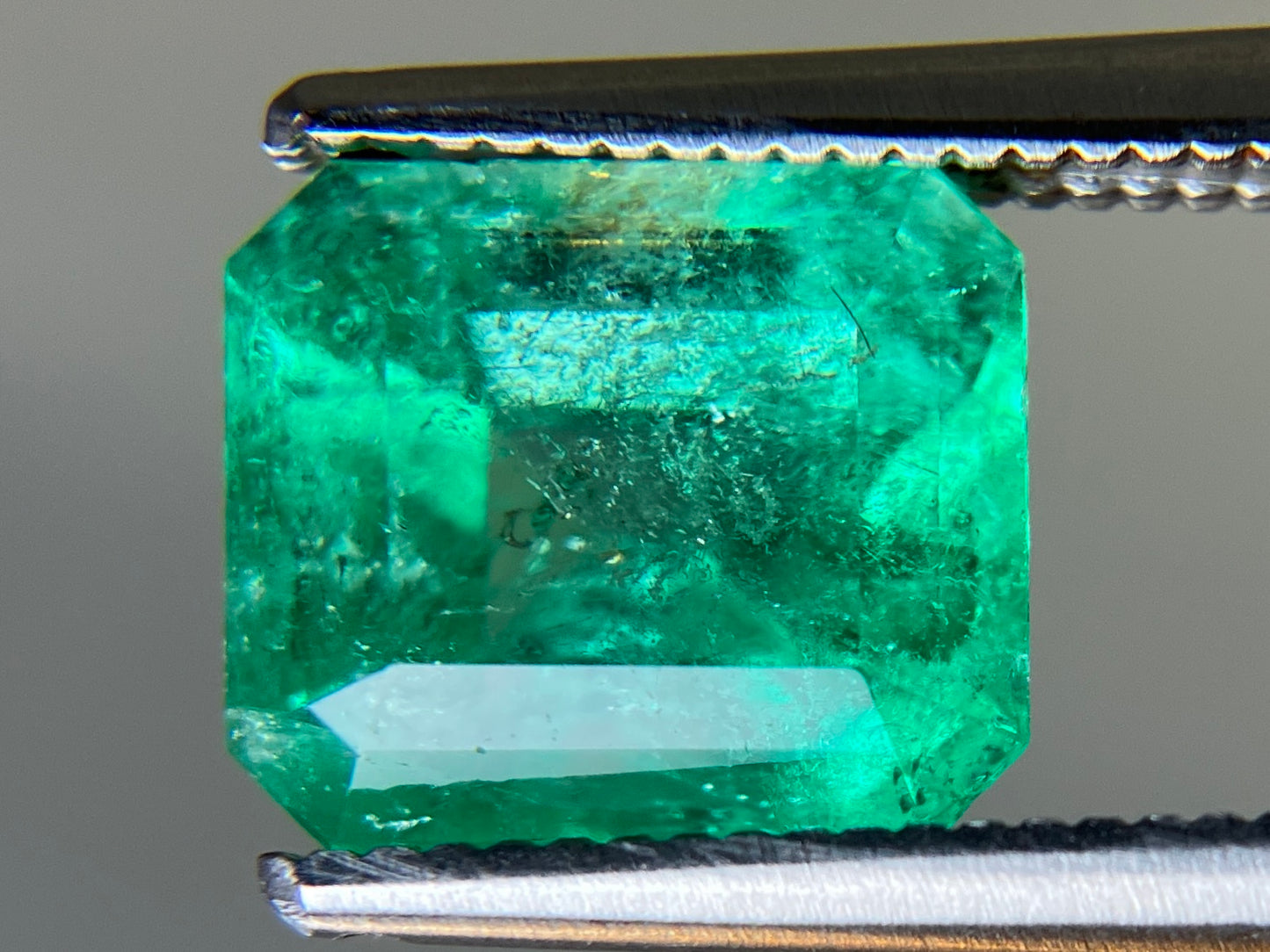 エメラルド 天然 2.285ct 中央宝石ソーティング付き 8.36㎜×7.29㎜×5.73㎜ ルース（ 裸石 ） 7593YY