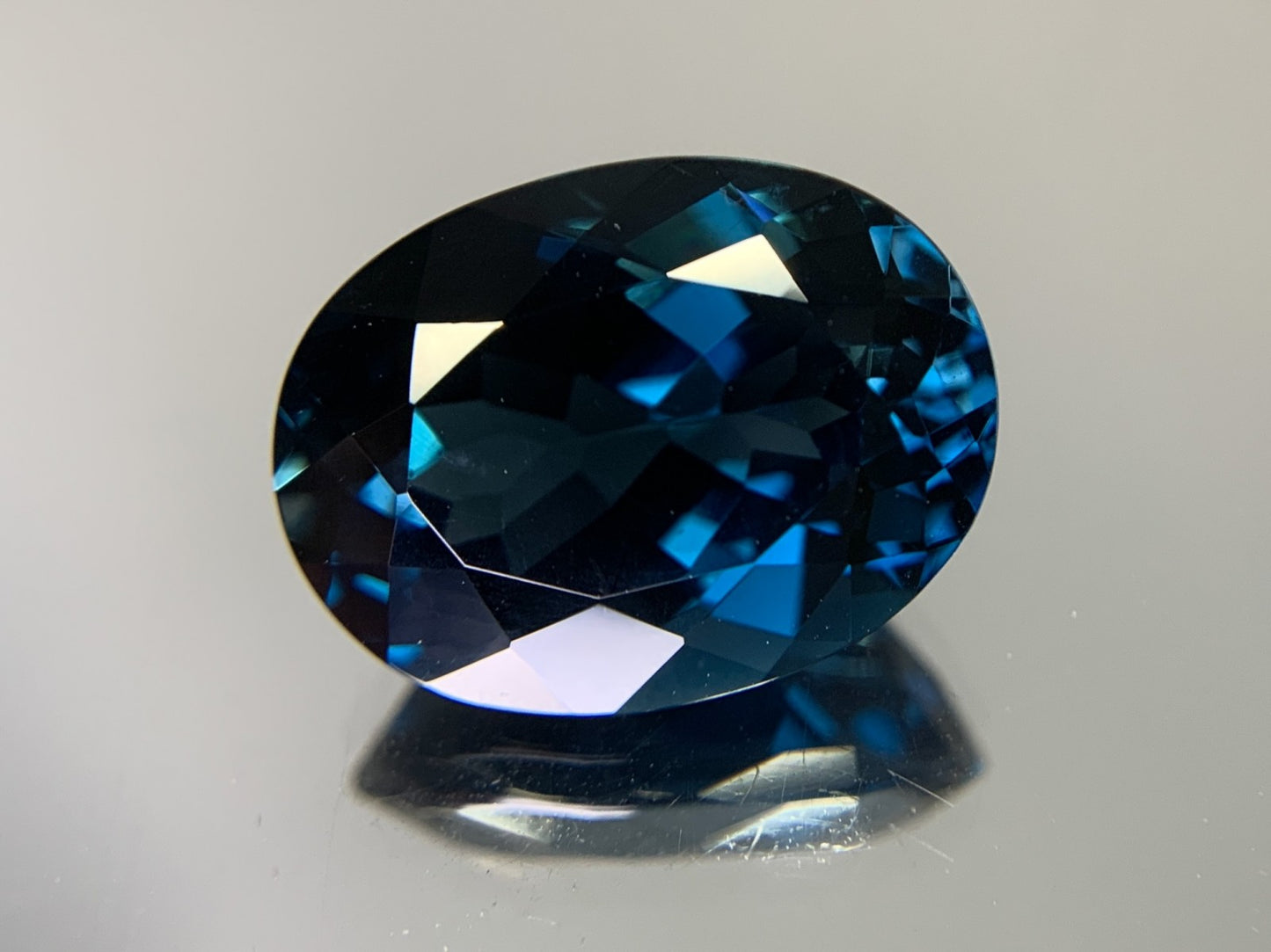 ブルートパーズ 12.015ct  宝石ソーティング付き  15.8㎜×11.7㎜×8.6㎜  ルース（ 裸石 ） 1939Y