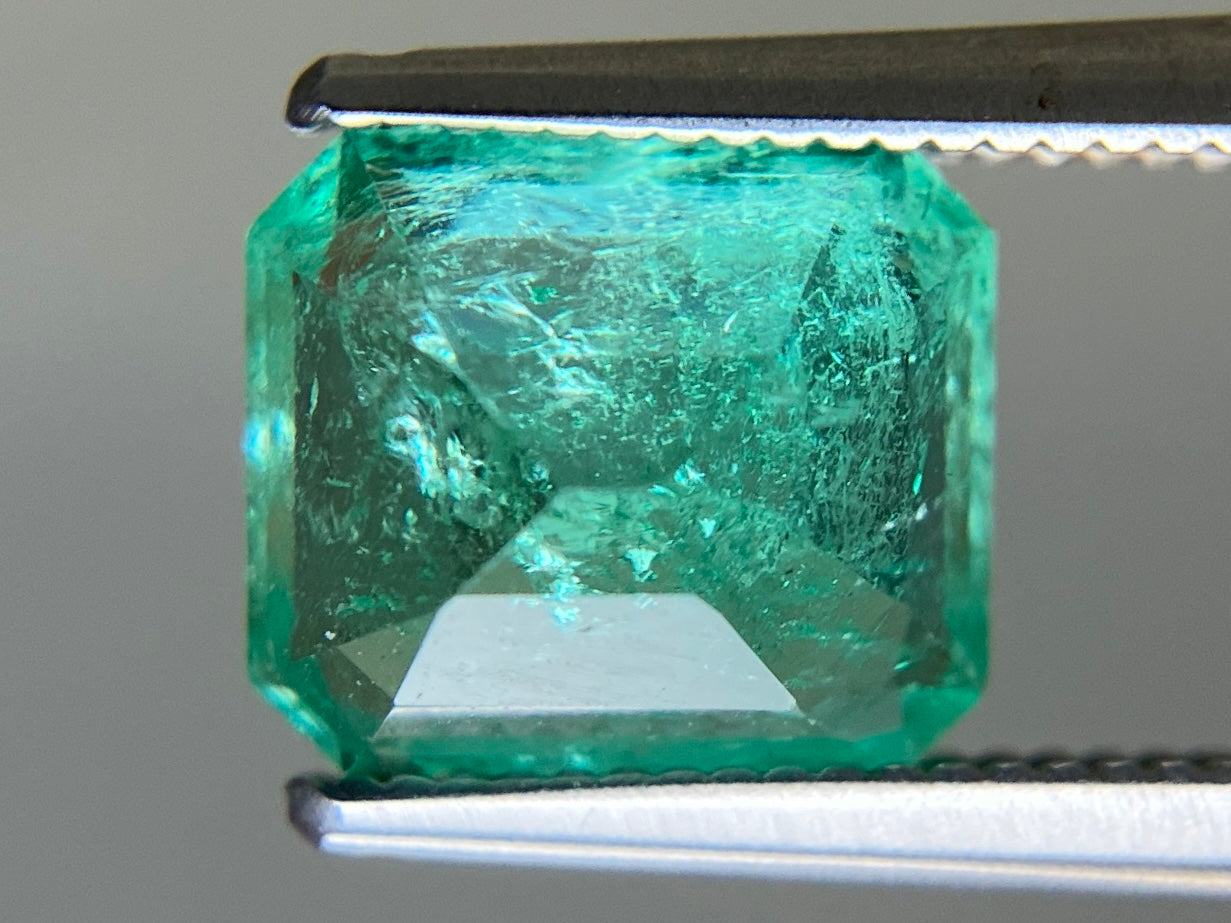 エメラルド 天然 2.285ct 中央宝石ソーティング付き 8.36㎜×7.29㎜×5.73㎜ ルース（ 裸石 ） 7593YY