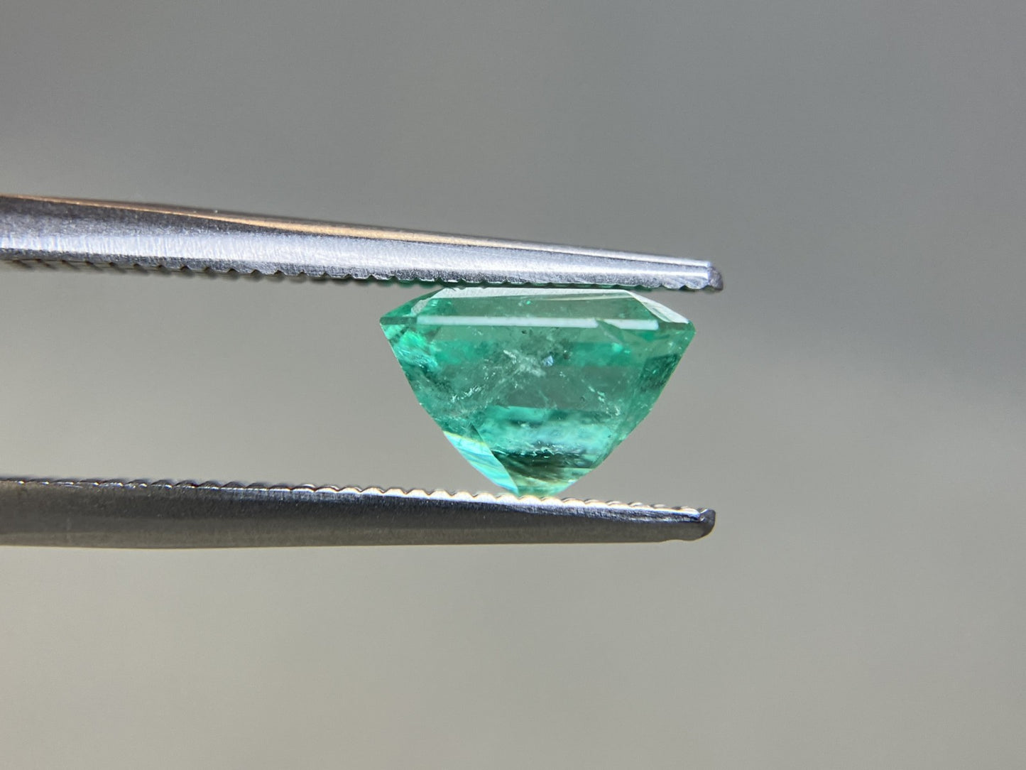 エメラルド 天然 2.285ct 中央宝石ソーティング付き 8.36㎜×7.29㎜×5.73㎜ ルース（ 裸石 ） 7593YY