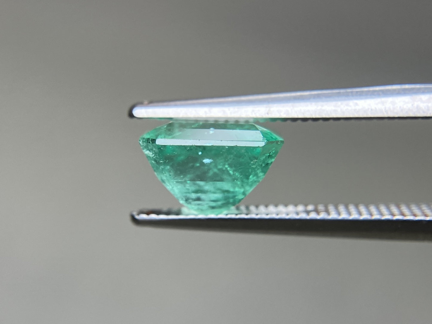 エメラルド 天然 2.285ct 中央宝石ソーティング付き 8.36㎜×7.29㎜×5.73㎜ ルース（ 裸石 ） 7593YY