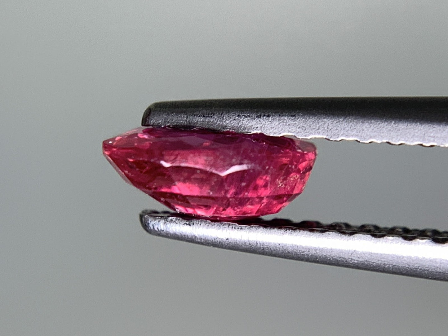 ルビー 天然 0.800ct 宝石ソーティング付き 6.0㎜×4.6㎜×2.5㎜ ルース（ 裸石 ） 7984Y
