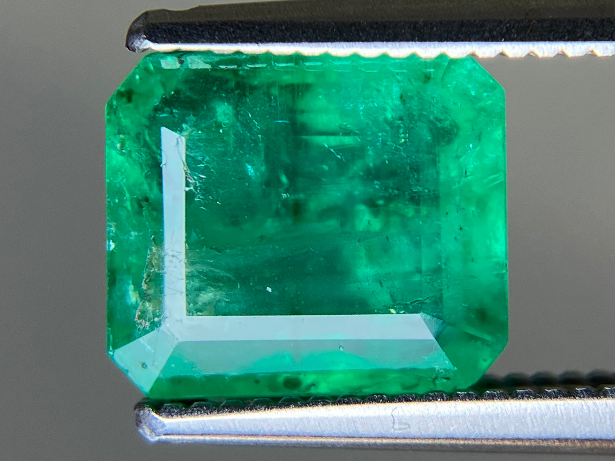 エメラルド 天然 2.606ct 中央宝石ソーティング付き 8.35㎜×7.28㎜×5.12㎜ ルース（ 裸石 ） 7611YY