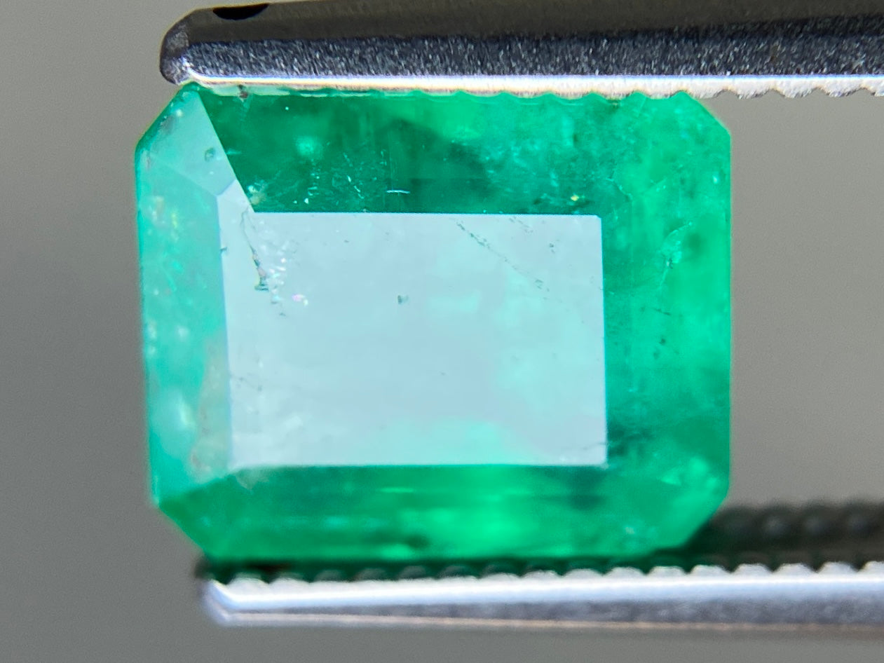 エメラルド 天然 2.606ct 中央宝石ソーティング付き 8.35㎜×7.28㎜×5.12㎜ ルース（ 裸石 ） 7611YY