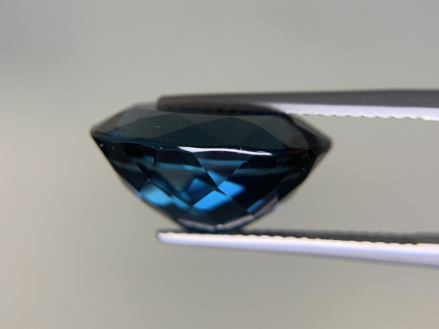 ブルートパーズ 12.015ct  宝石ソーティング付き  15.8㎜×11.7㎜×8.6㎜  ルース（ 裸石 ） 1939Y