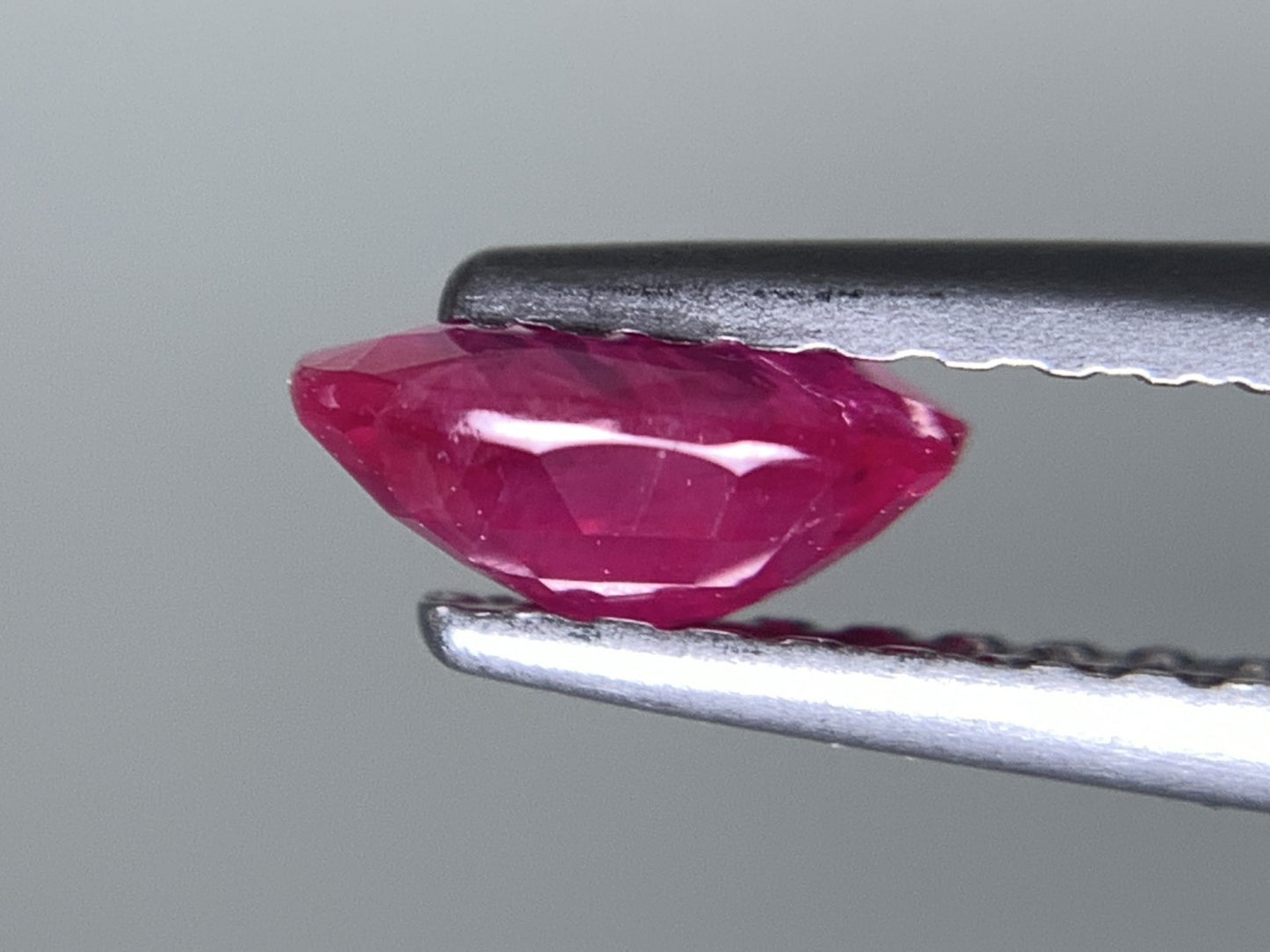 ルビー 天然 0.612ct 宝石ソーティング付き 6.0㎜×4.0㎜×2.5㎜ ルース（ 裸石 ） 8001Y