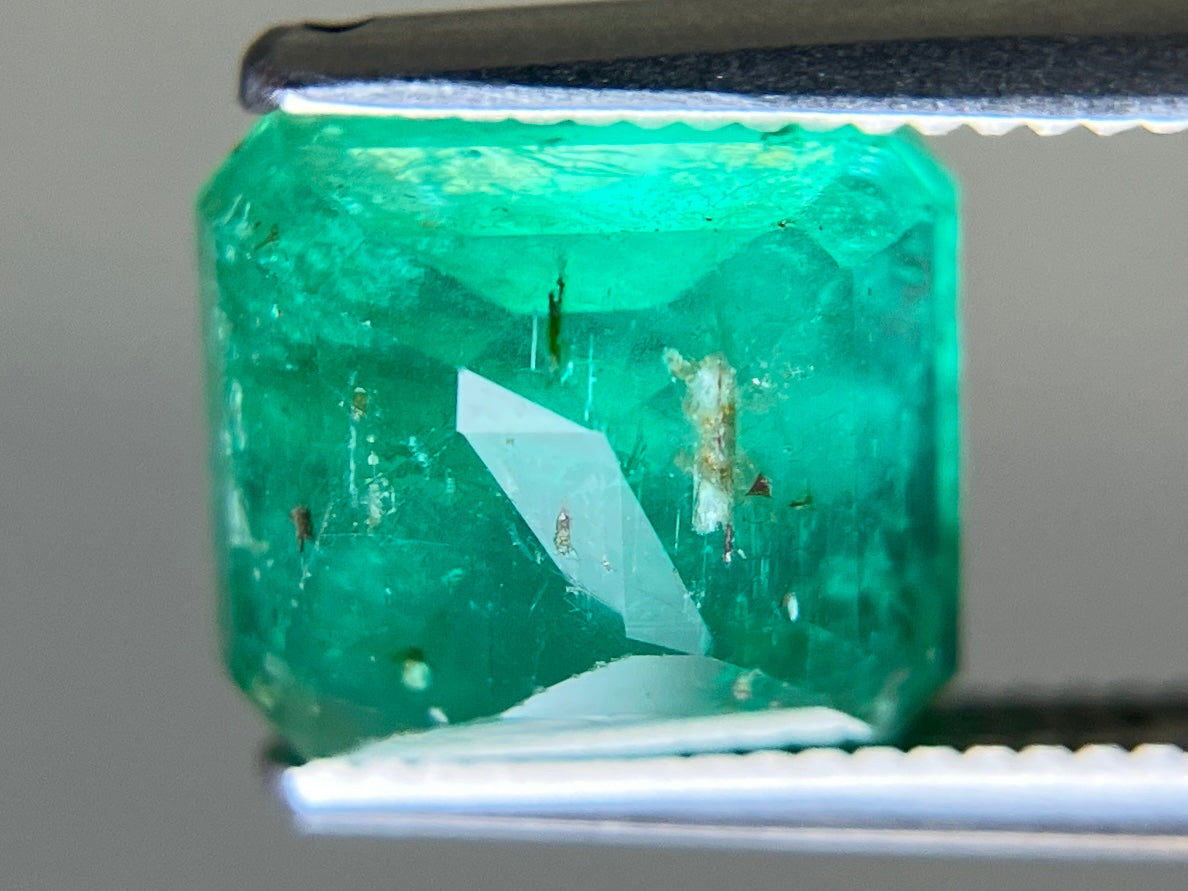 エメラルド 天然 2.606ct 中央宝石ソーティング付き 8.35㎜×7.28㎜×5.12㎜ ルース（ 裸石 ） 7611YY