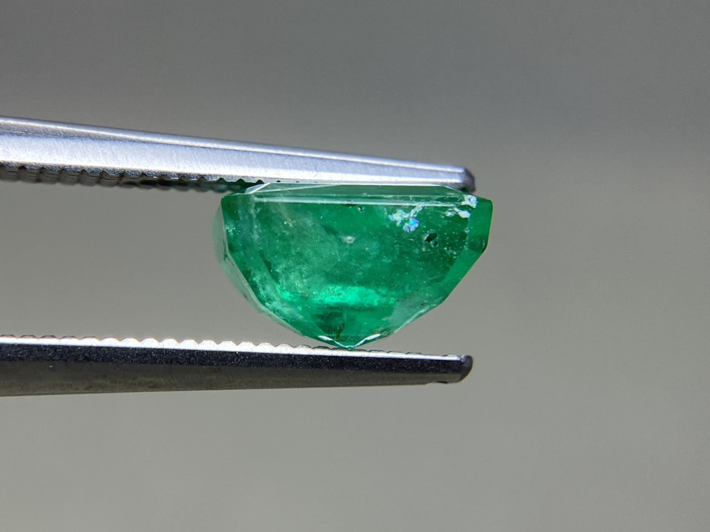 エメラルド 天然 2.606ct 中央宝石ソーティング付き 8.35㎜×7.28㎜×5.12㎜ ルース（ 裸石 ） 7611YY