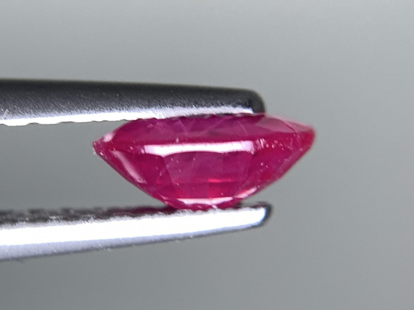 ルビー 天然 0.612ct 宝石ソーティング付き 6.0㎜×4.0㎜×2.5㎜ ルース（ 裸石 ） 8001Y