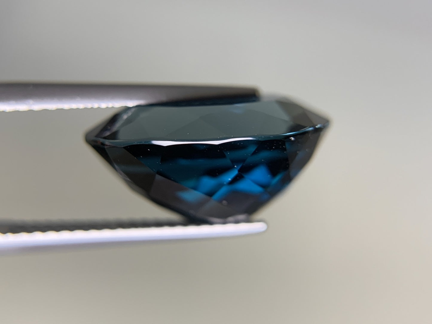 ブルートパーズ 12.015ct  宝石ソーティング付き  15.8㎜×11.7㎜×8.6㎜  ルース（ 裸石 ） 1939Y