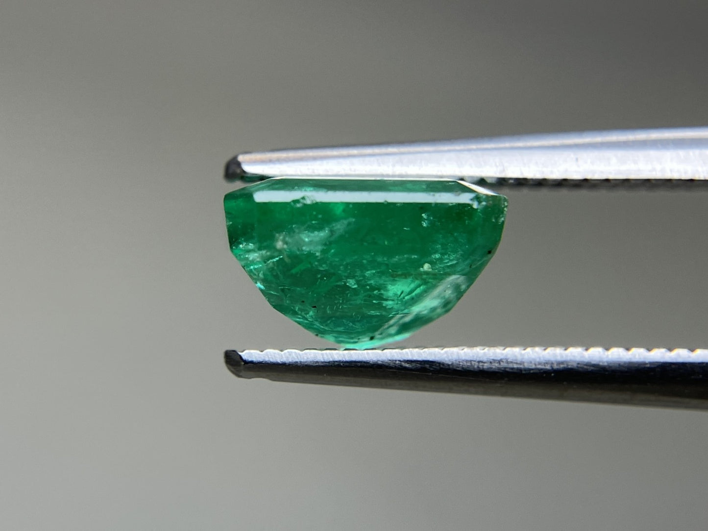 エメラルド 天然 2.606ct 中央宝石ソーティング付き 8.35㎜×7.28㎜×5.12㎜ ルース（ 裸石 ） 7611YY