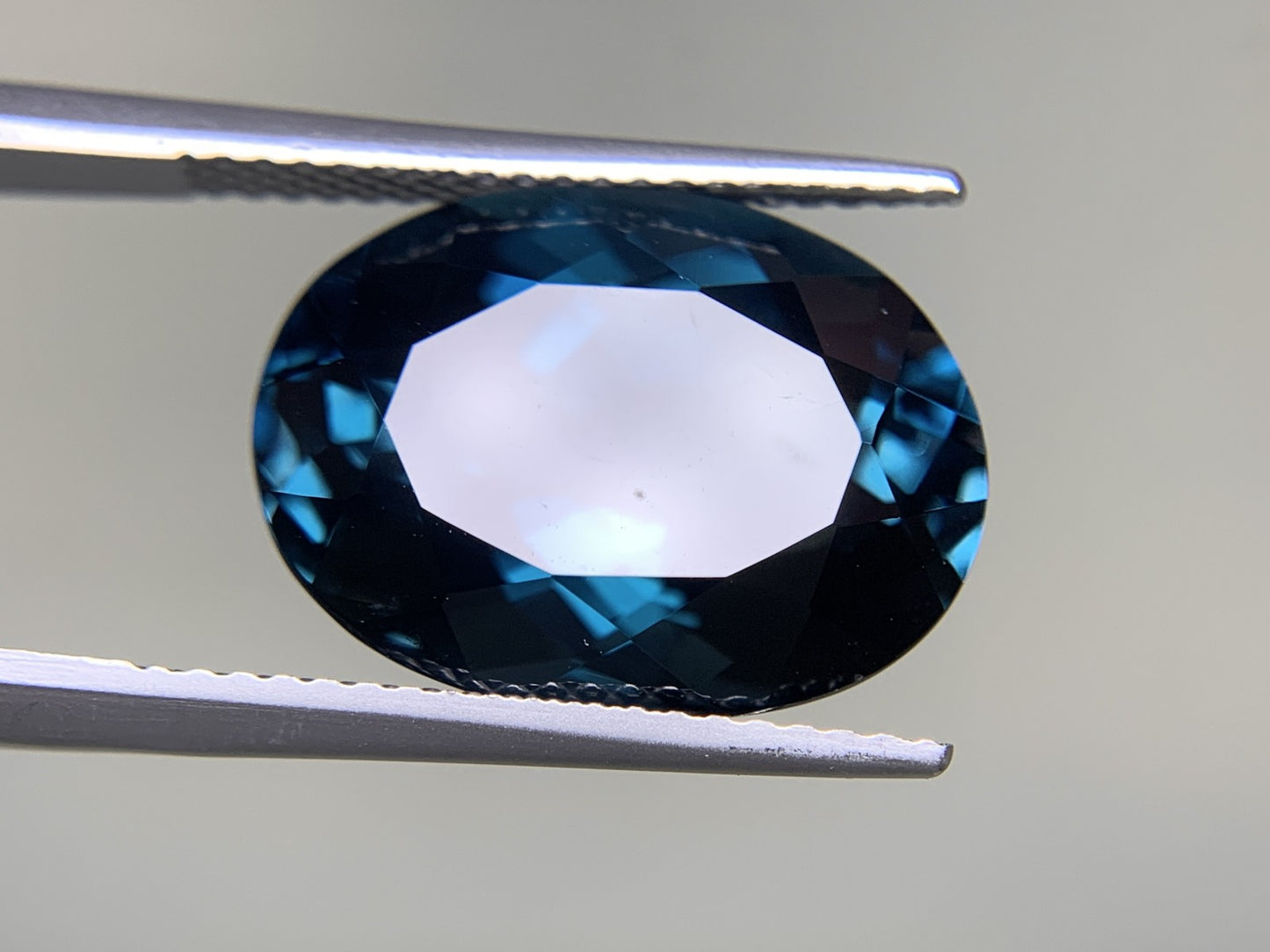 ブルートパーズ 12.015ct  宝石ソーティング付き  15.8㎜×11.7㎜×8.6㎜  ルース（ 裸石 ） 1939Y