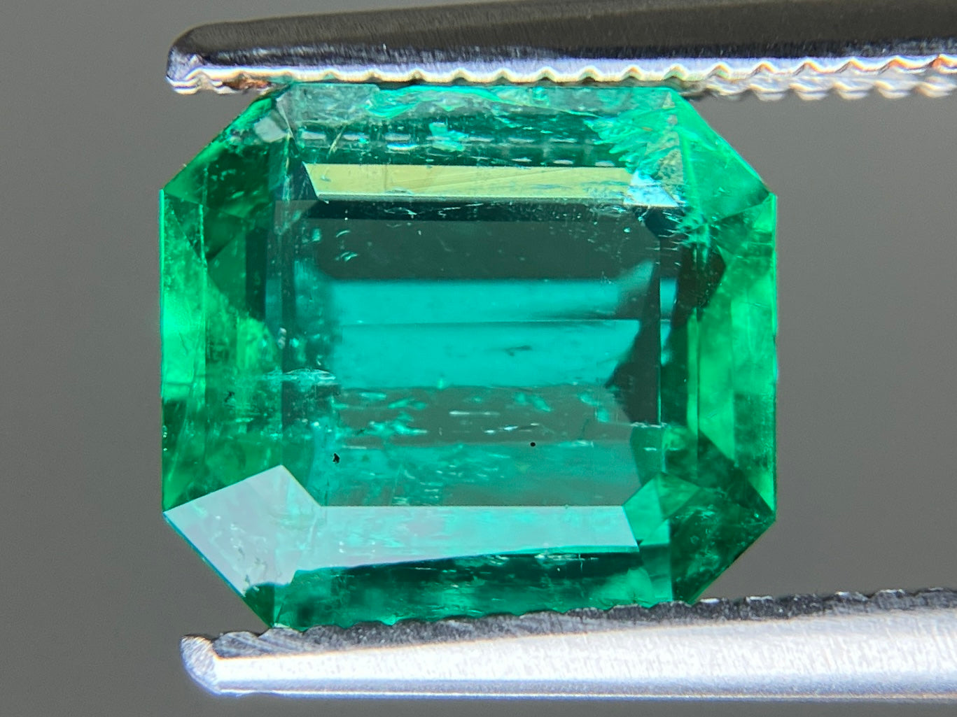 エメラルド 天然 1.628ct 中央宝石ソーティング付き 8.72㎜×7.75㎜×3.49㎜ ルース（ 裸石 ） 7585YY