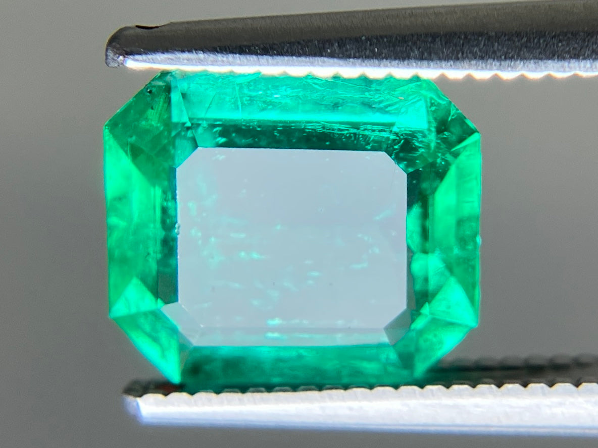 エメラルド 天然 1.628ct 中央宝石ソーティング付き 8.72㎜×7.75㎜×3.49㎜ ルース（ 裸石 ） 7585YY