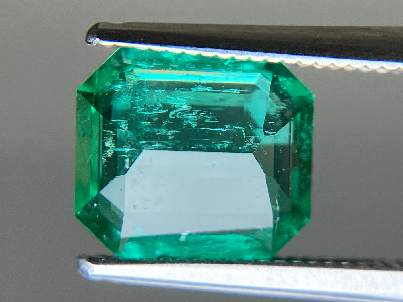 エメラルド 天然 1.628ct 中央宝石ソーティング付き 8.72㎜×7.75㎜×3.49㎜ ルース（ 裸石 ） 7585YY