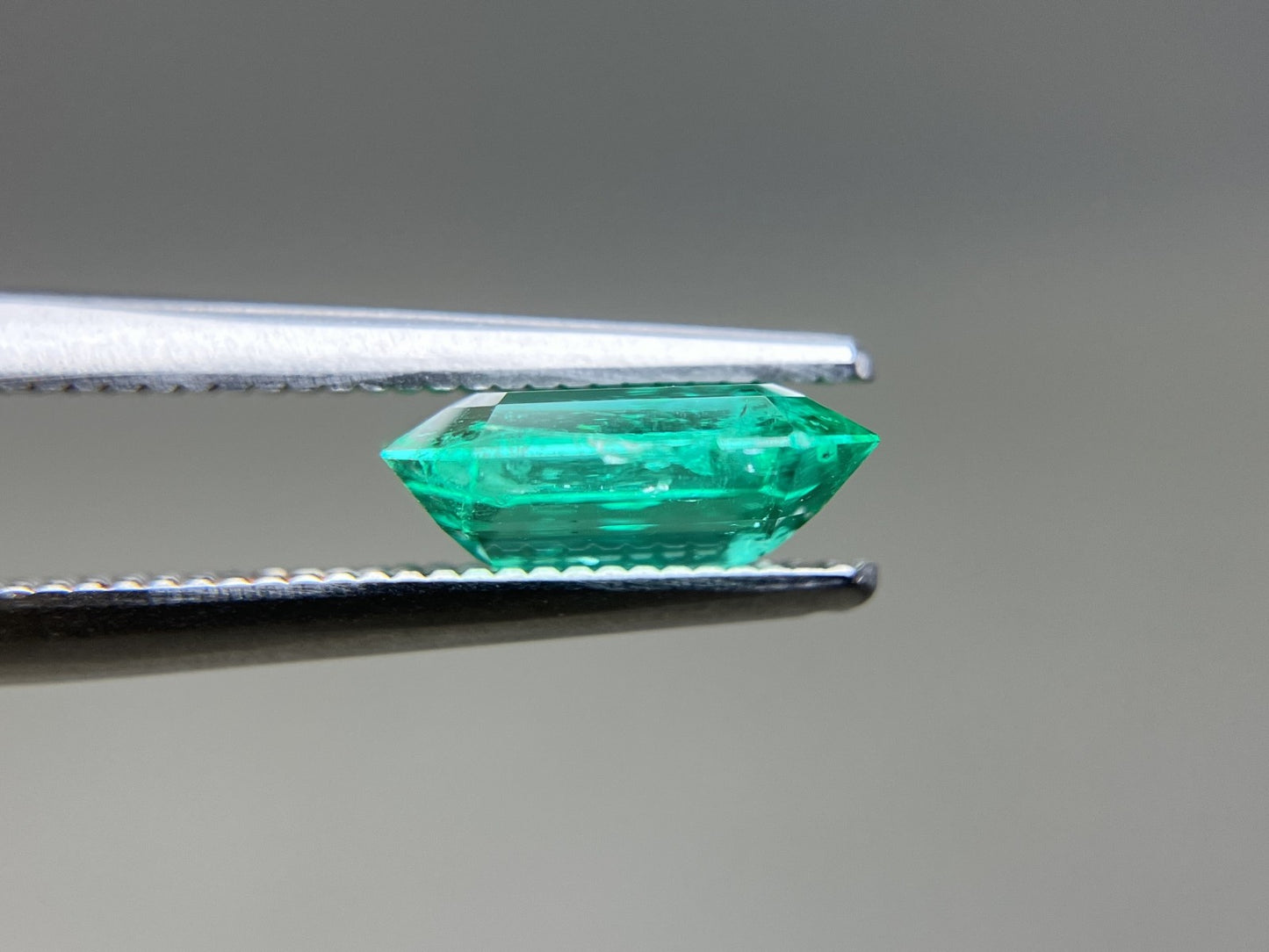 エメラルド 天然 1.628ct 中央宝石ソーティング付き 8.72㎜×7.75㎜×3.49㎜ ルース（ 裸石 ） 7585YY