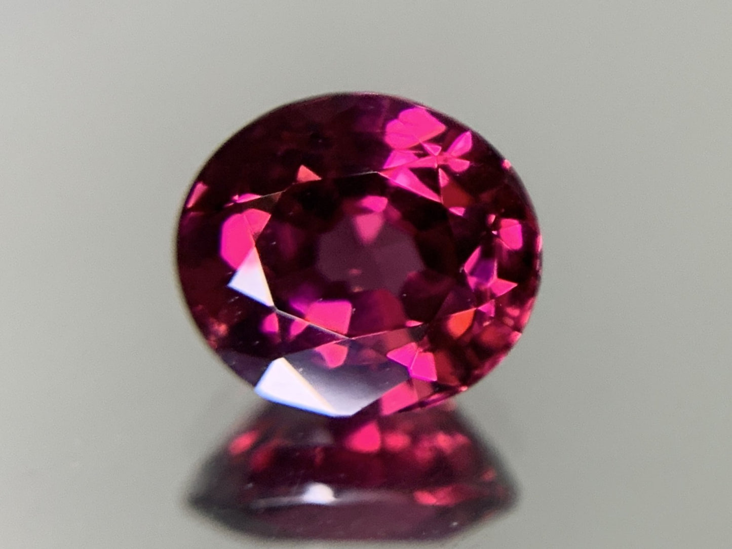 ロードライトガーネット 2.061ct  宝石ソーティング付き  7.8㎜×6.9㎜×4.6㎜  ルース（ 裸石 ） 1971Y