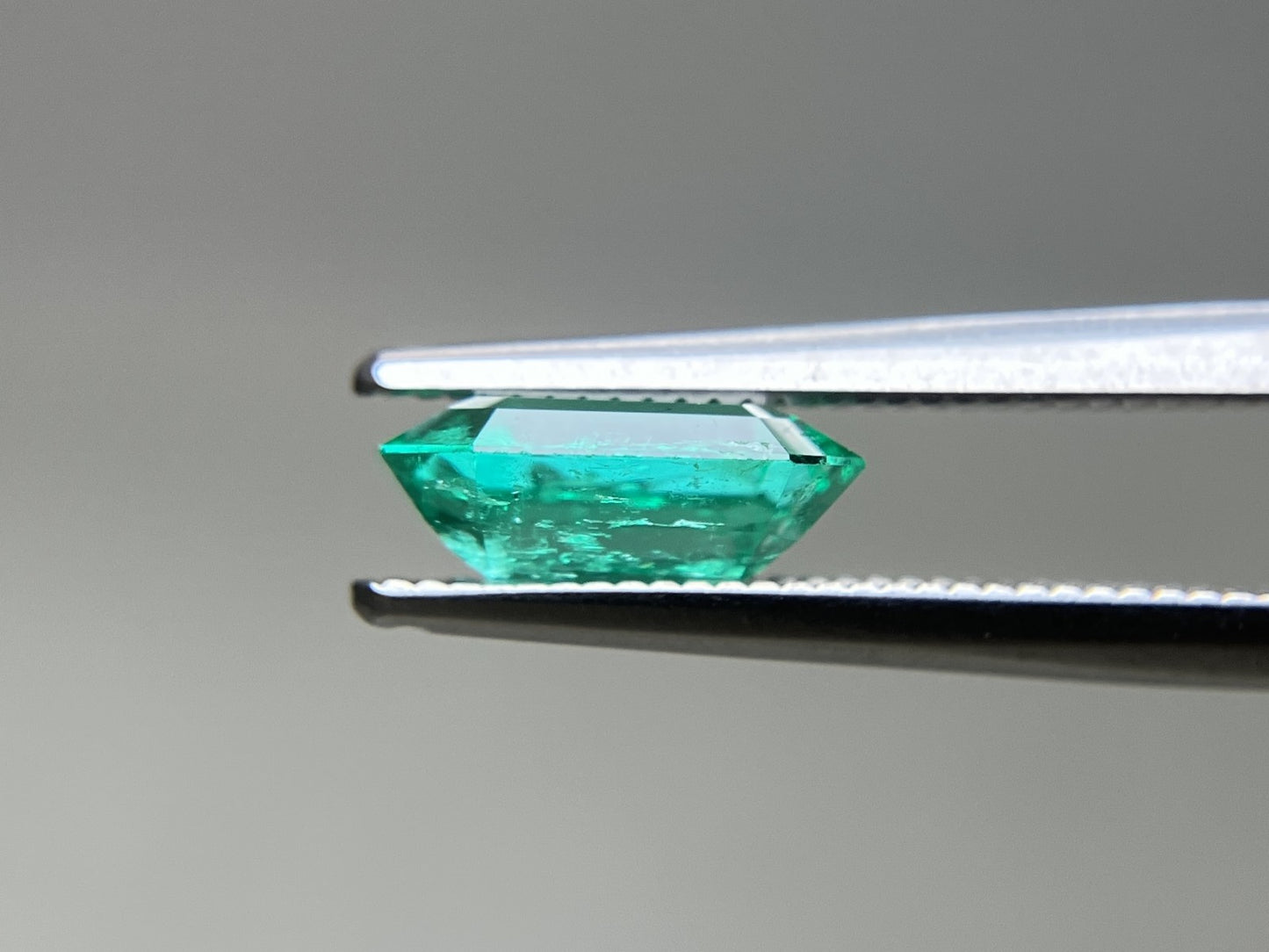 エメラルド 天然 1.628ct 中央宝石ソーティング付き 8.72㎜×7.75㎜×3.49㎜ ルース（ 裸石 ） 7585YY