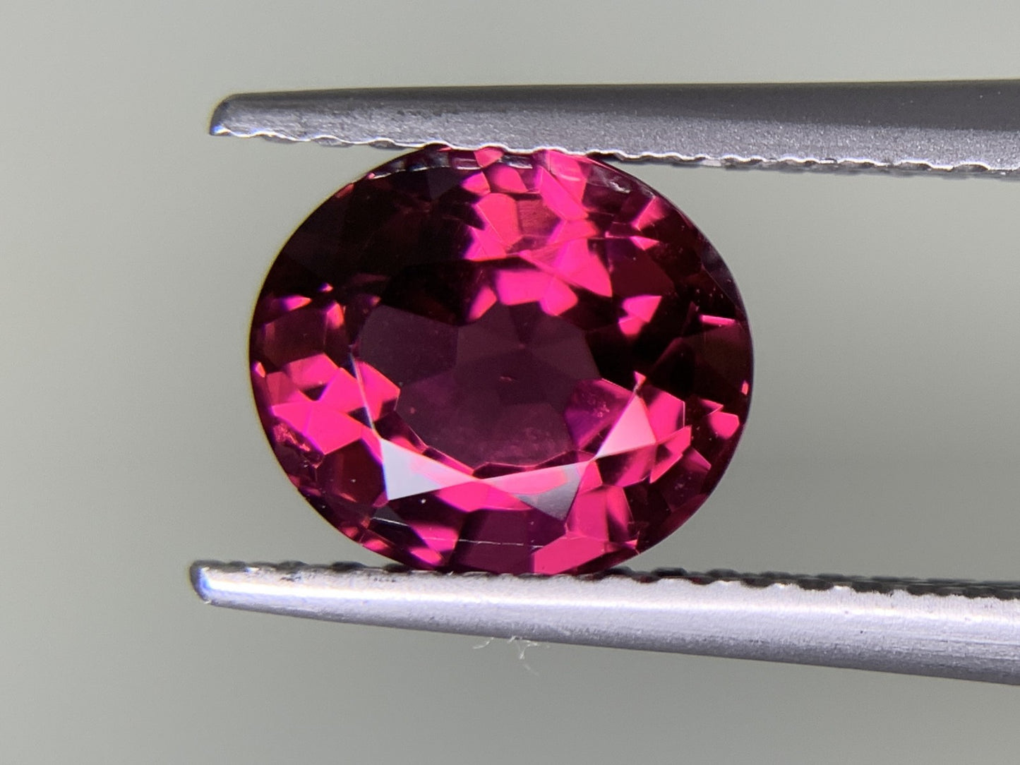 ロードライトガーネット 2.061ct  宝石ソーティング付き  7.8㎜×6.9㎜×4.6㎜  ルース（ 裸石 ） 1971Y