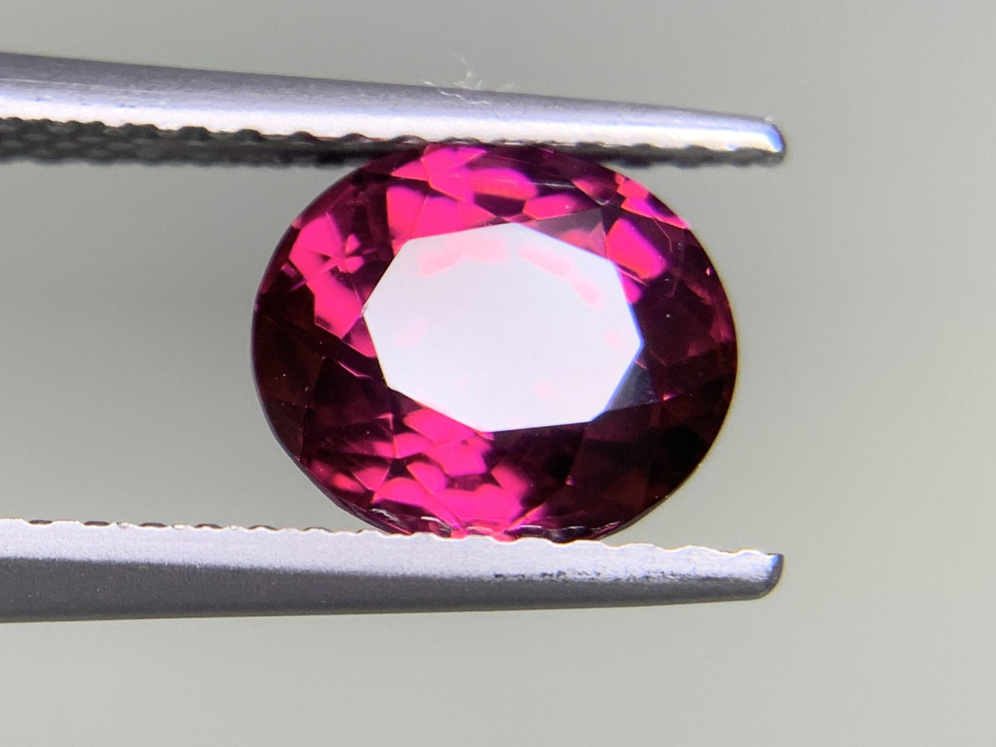 ロードライトガーネット 2.061ct  宝石ソーティング付き  7.8㎜×6.9㎜×4.6㎜  ルース（ 裸石 ） 1971Y