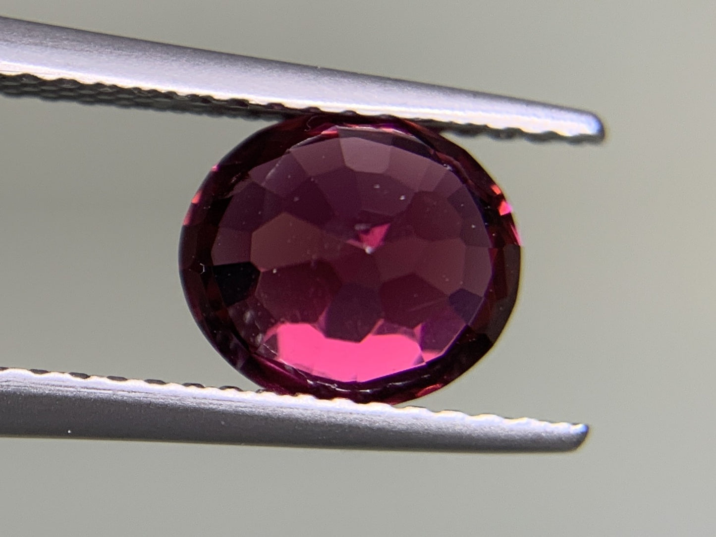 ロードライトガーネット 2.061ct  宝石ソーティング付き  7.8㎜×6.9㎜×4.6㎜  ルース（ 裸石 ） 1971Y