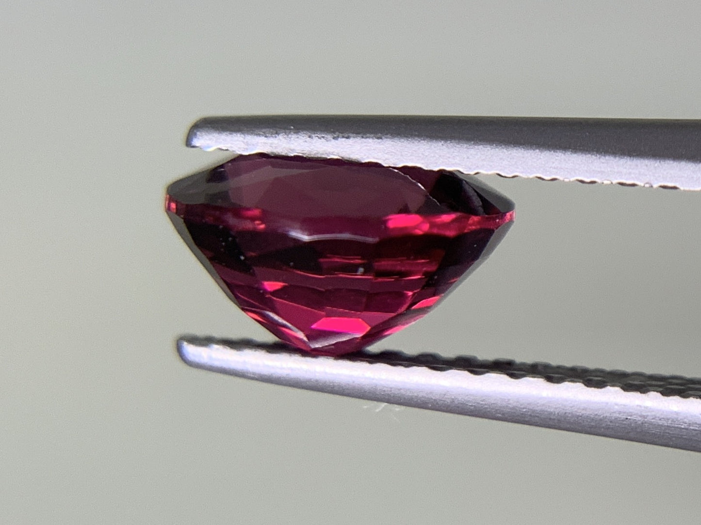 ロードライトガーネット 2.061ct  宝石ソーティング付き  7.8㎜×6.9㎜×4.6㎜  ルース（ 裸石 ） 1971Y