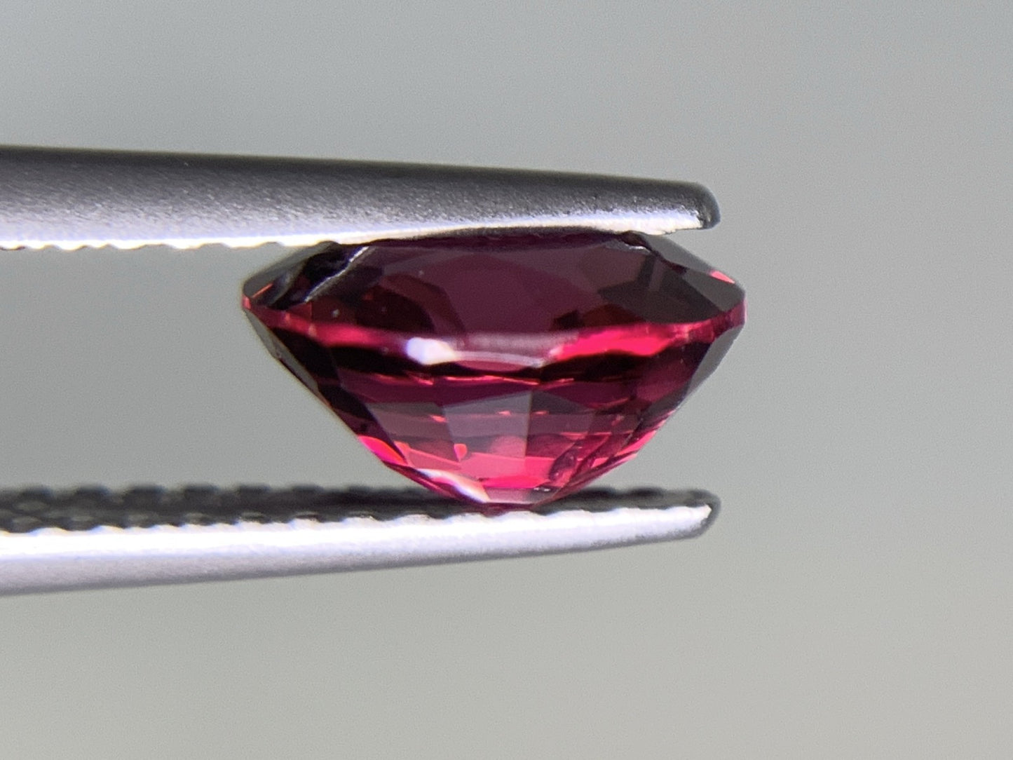 ロードライトガーネット 2.061ct  宝石ソーティング付き  7.8㎜×6.9㎜×4.6㎜  ルース（ 裸石 ） 1971Y