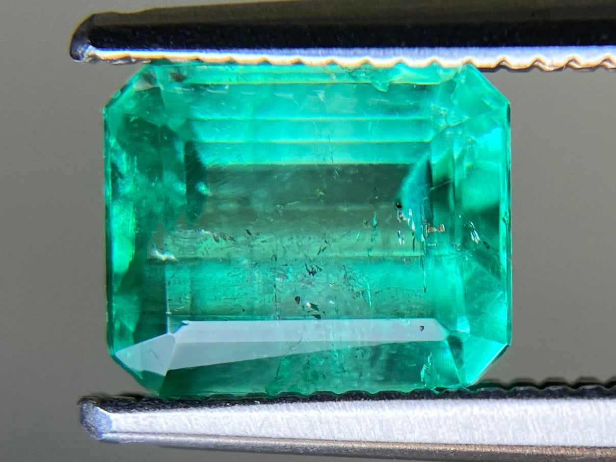 エメラルド 天然 1.329ct 中央宝石ソーティング付き 7.36㎜×6.07㎜×4.00㎜ ルース（ 裸石 ） 7588YY