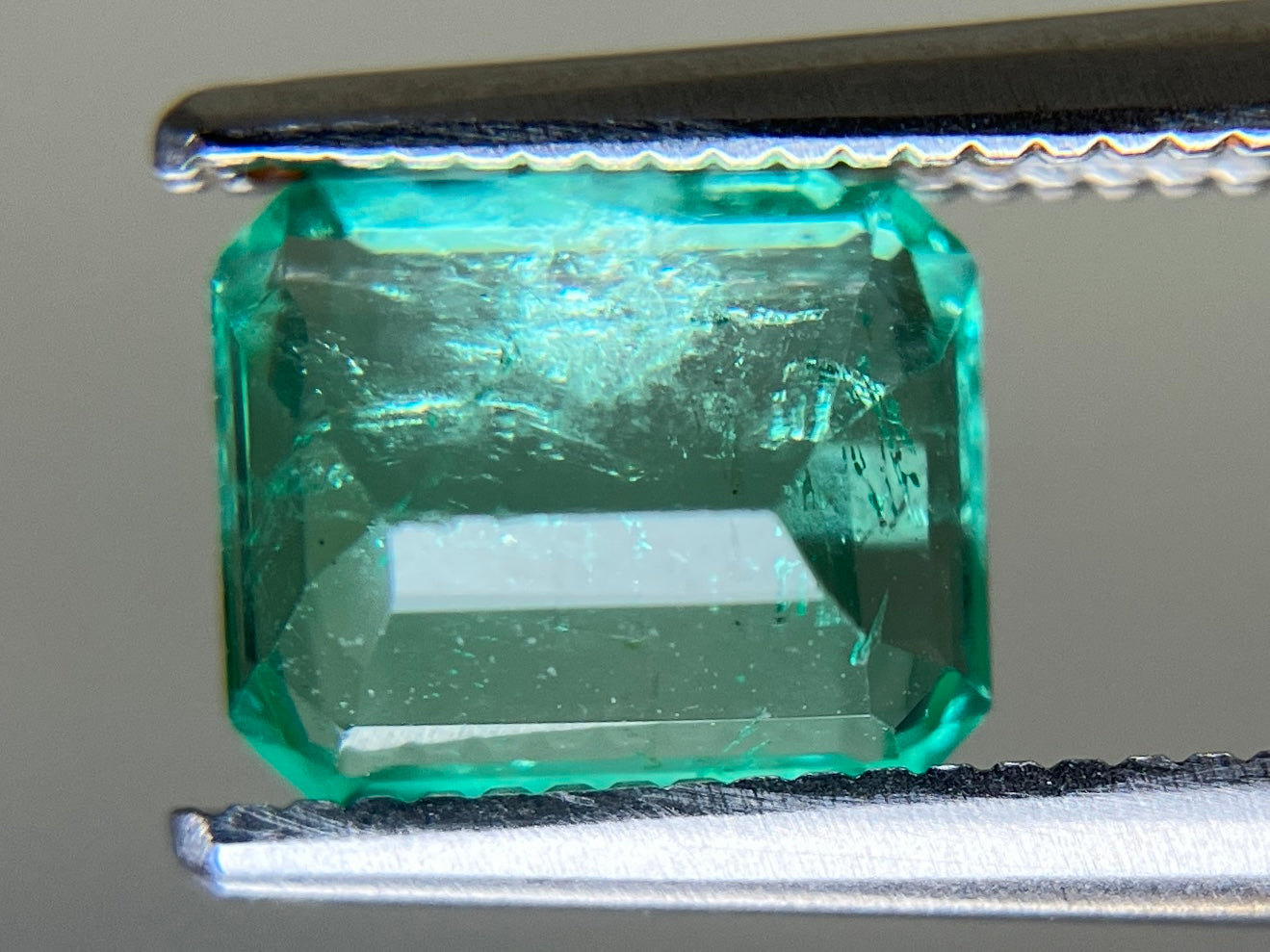 エメラルド 天然 1.329ct 中央宝石ソーティング付き 7.36㎜×6.07㎜×4.00㎜ ルース（ 裸石 ） 7588YY