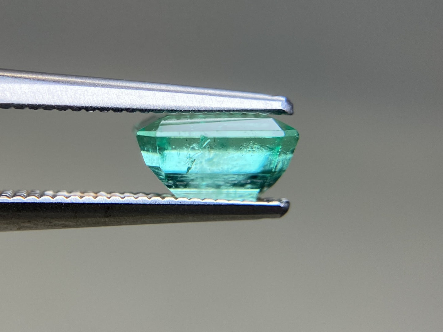 エメラルド 天然 1.329ct 中央宝石ソーティング付き 7.36㎜×6.07㎜×4.00㎜ ルース（ 裸石 ） 7588YY