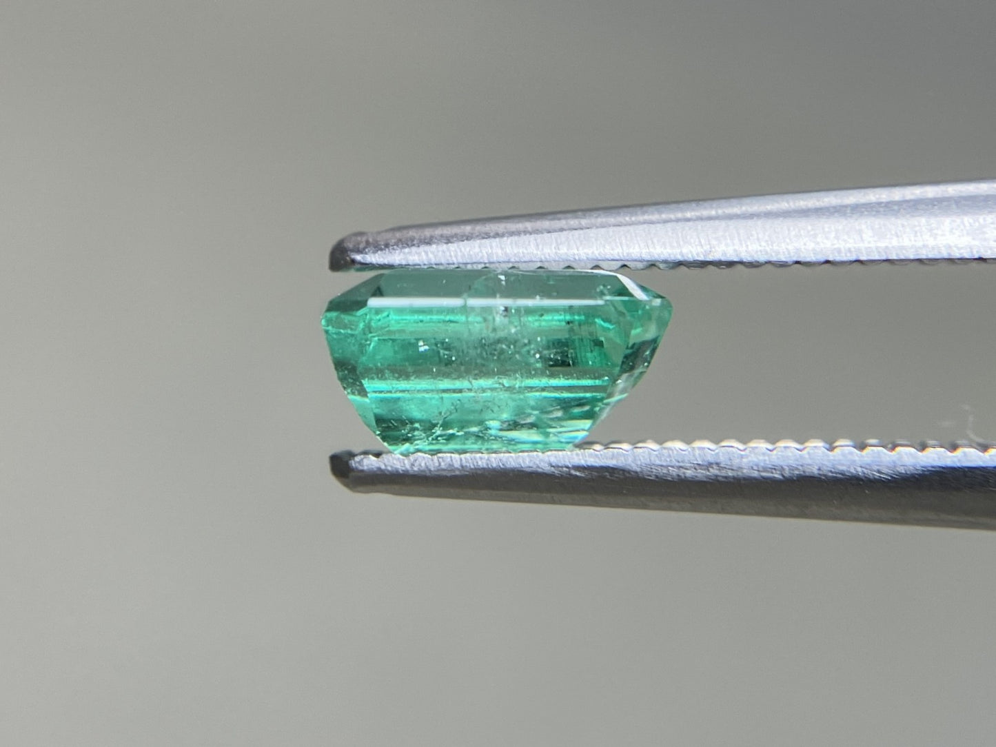 エメラルド 天然 1.329ct 中央宝石ソーティング付き 7.36㎜×6.07㎜×4.00㎜ ルース（ 裸石 ） 7588YY