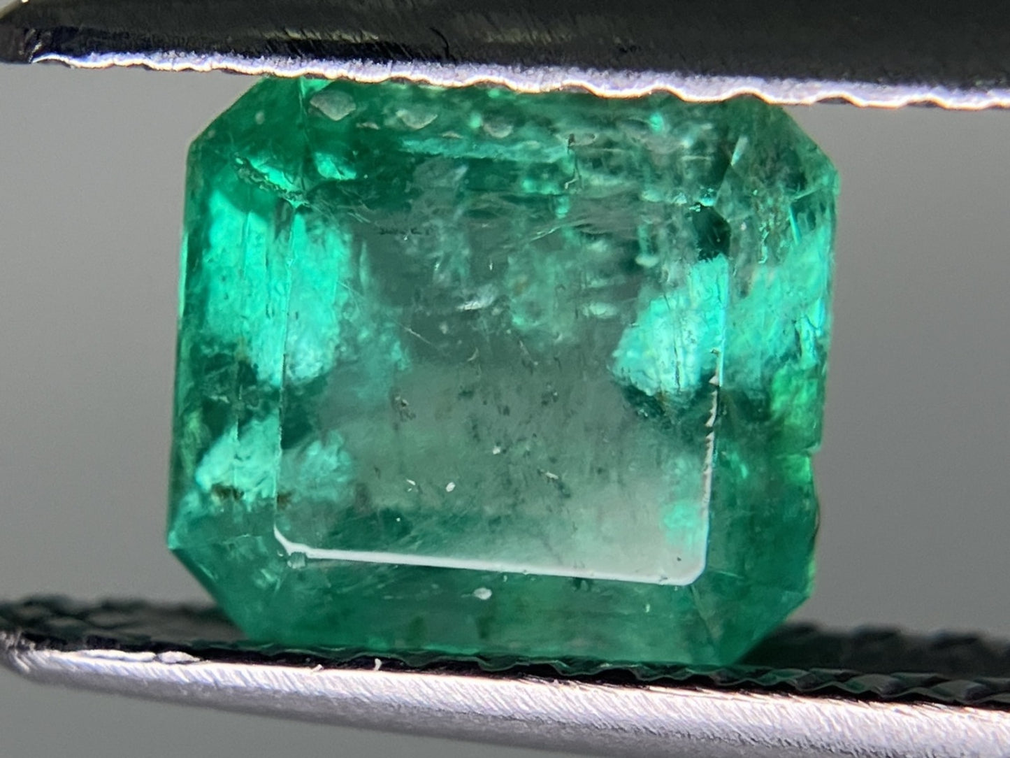 エメラルド 1.386ct 中央宝石ソーティング  6.85㎜×6.36㎜×4.33㎜  ルース（ 裸石 ） 3147YY