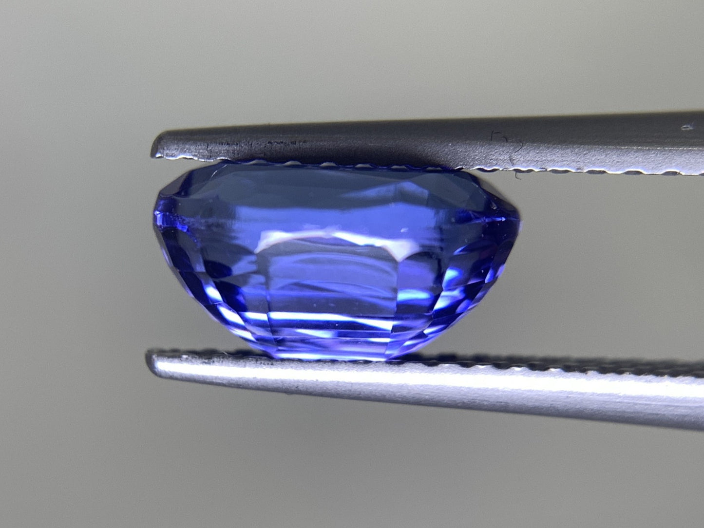 タンザナイト 2.466ct 宝石ソーティング付き  9.0㎜×6.4㎜×4.9㎜  ルース（ 裸石 ） 2555Y