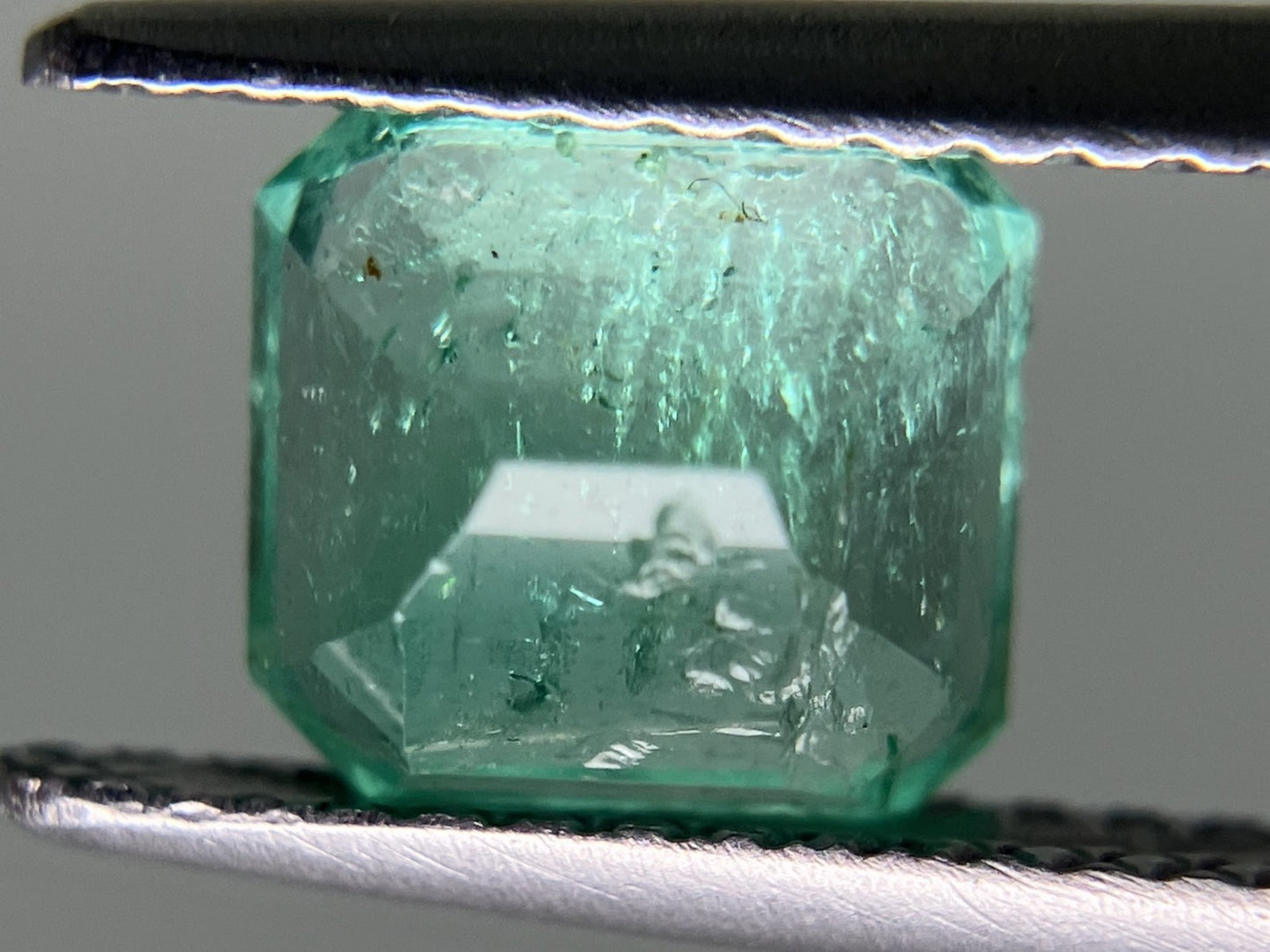 エメラルド 1.386ct 中央宝石ソーティング  6.85㎜×6.36㎜×4.33㎜  ルース（ 裸石 ） 3147YY