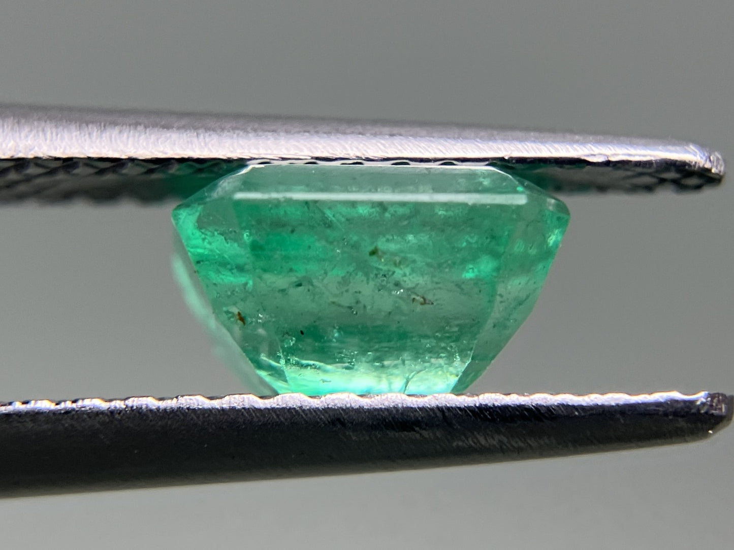 エメラルド 1.386ct 中央宝石ソーティング  6.85㎜×6.36㎜×4.33㎜  ルース（ 裸石 ） 3147YY