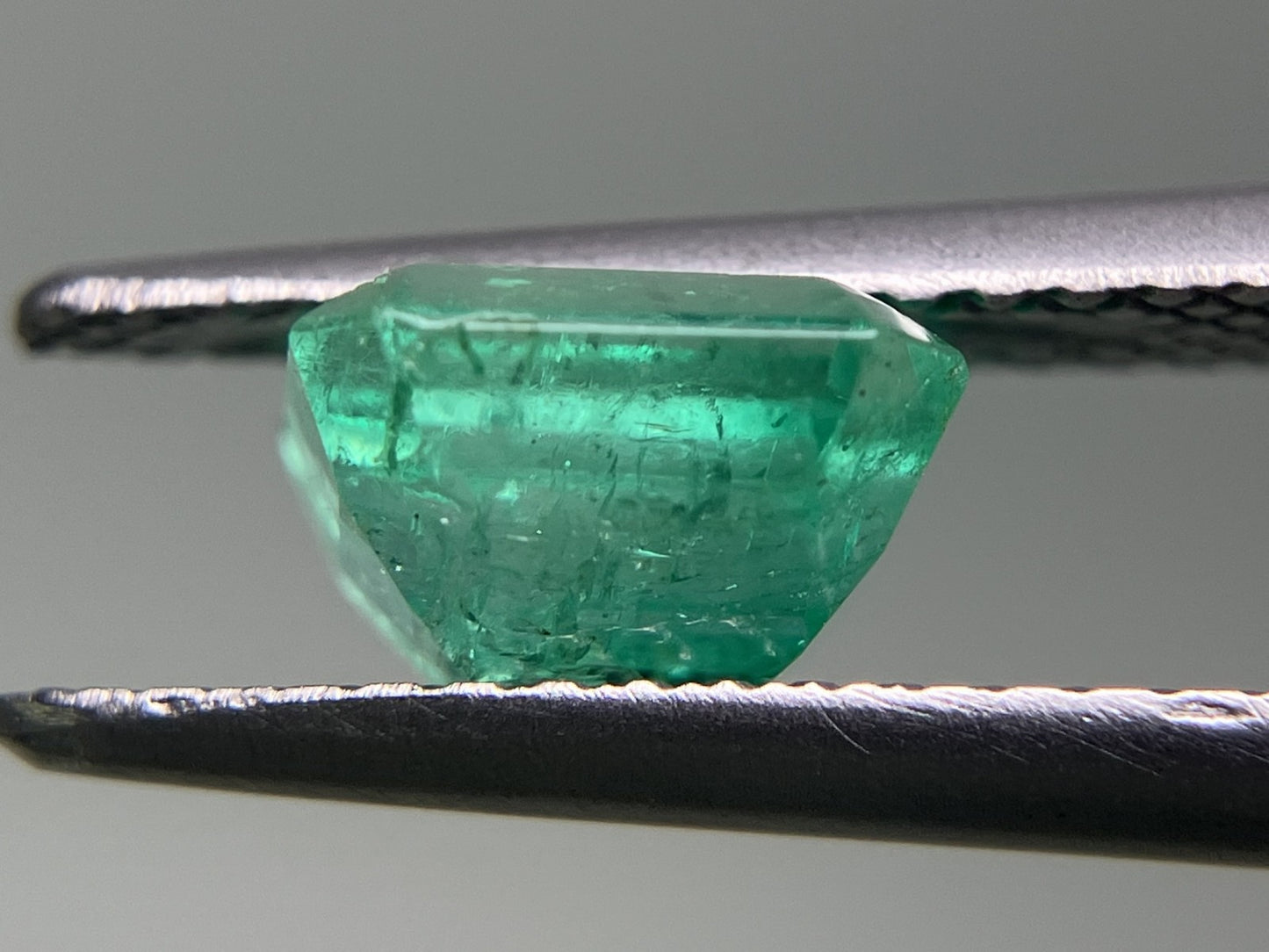 エメラルド 1.386ct 中央宝石ソーティング  6.85㎜×6.36㎜×4.33㎜  ルース（ 裸石 ） 3147YY