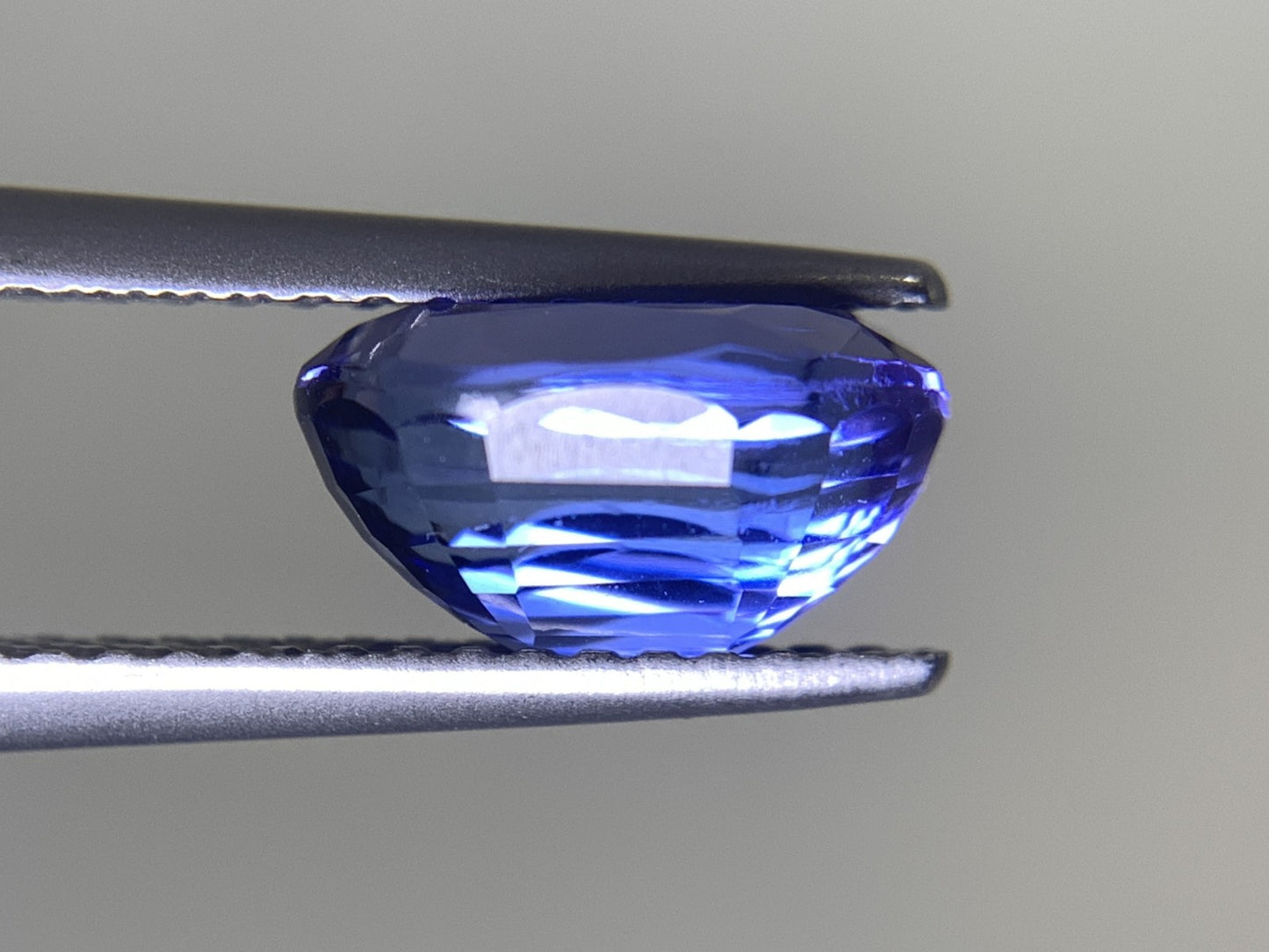 タンザナイト 2.466ct 宝石ソーティング付き  9.0㎜×6.4㎜×4.9㎜  ルース（ 裸石 ） 2555Y