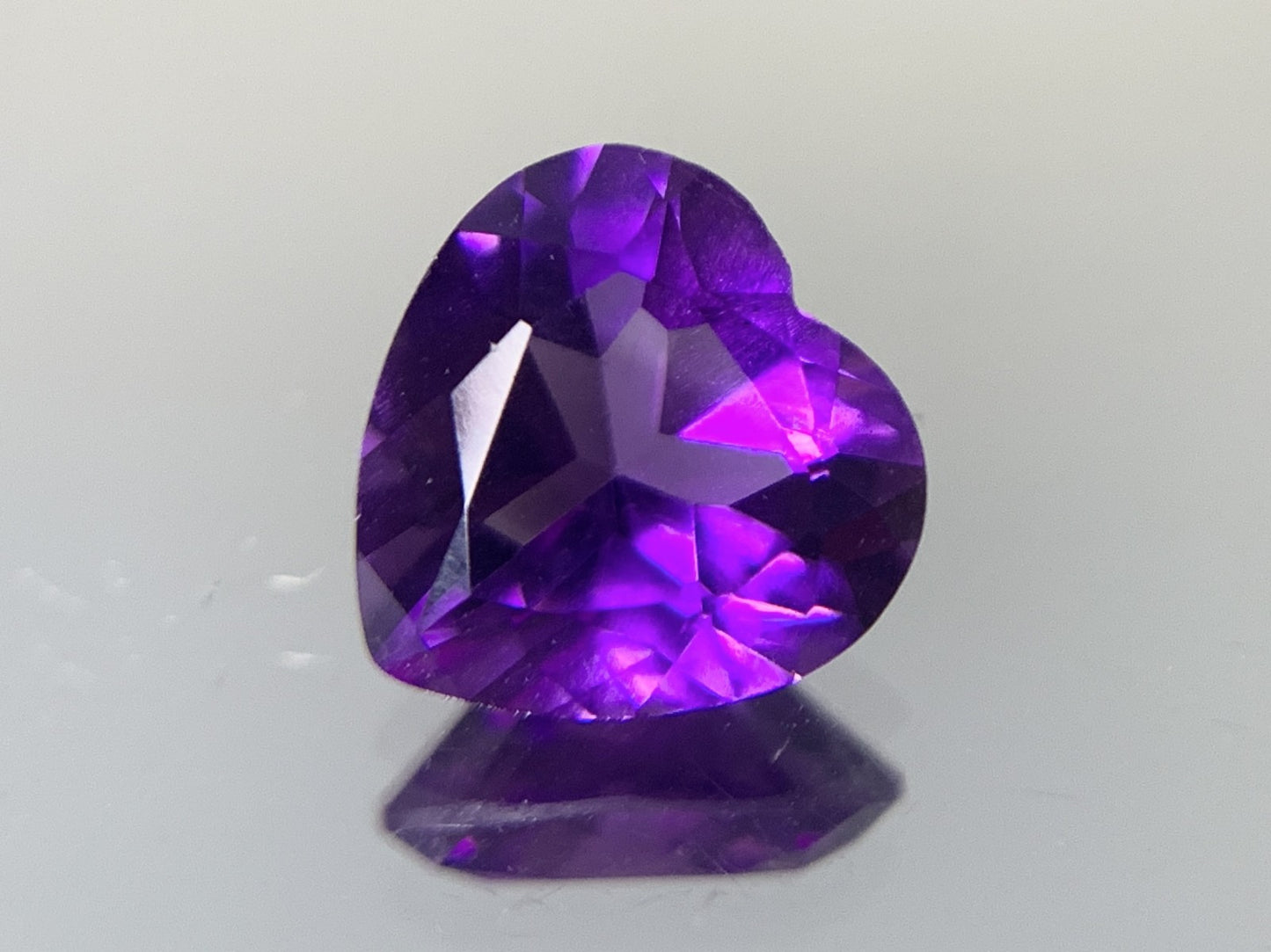 アメシスト 1.967ct  宝石ソーティング付き  8.9㎜×8.9㎜×5.1㎜  ルース（ 裸石 ） 2044Y