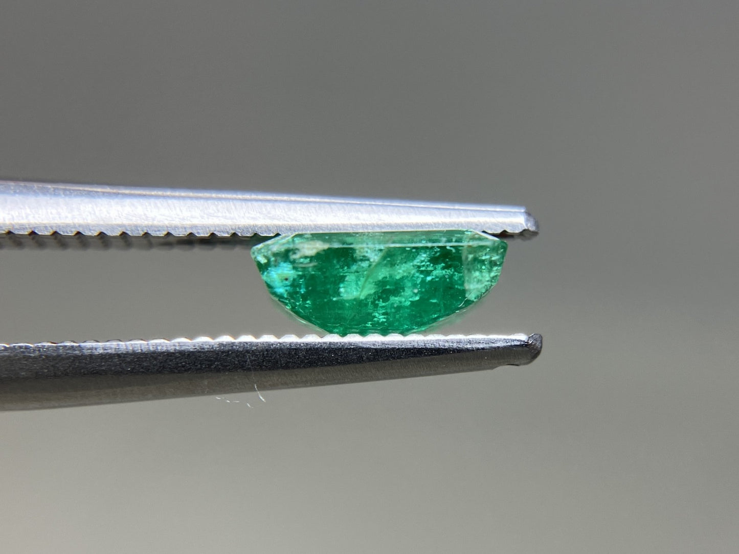 エメラルド 天然 1.144ct 宝石ソーティング付き 7.1㎜×6.2㎜×2.9㎜ ルース（ 裸石 ） 7681YY