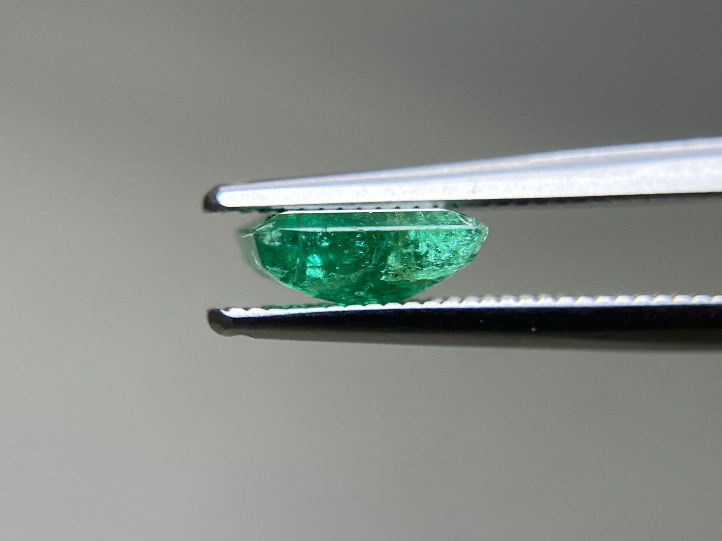 エメラルド 天然 1.144ct 宝石ソーティング付き 7.1㎜×6.2㎜×2.9㎜ ルース（ 裸石 ） 7681YY
