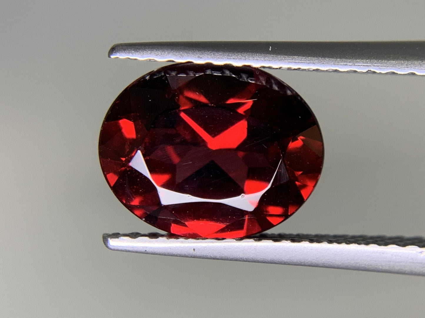 ガーネット 3.392ct  宝石ソーティング付き  10.3㎜×8.3㎜×5.2㎜  ルース（ 裸石 ） 2045Y