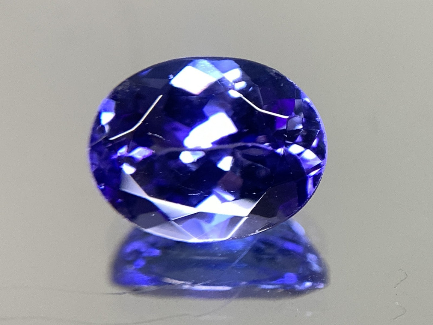 タンザナイト 2.456ct 宝石ソーティング付き  9.5㎜×7.3㎜×4.8㎜  ルース（ 裸石 ） 2554Y