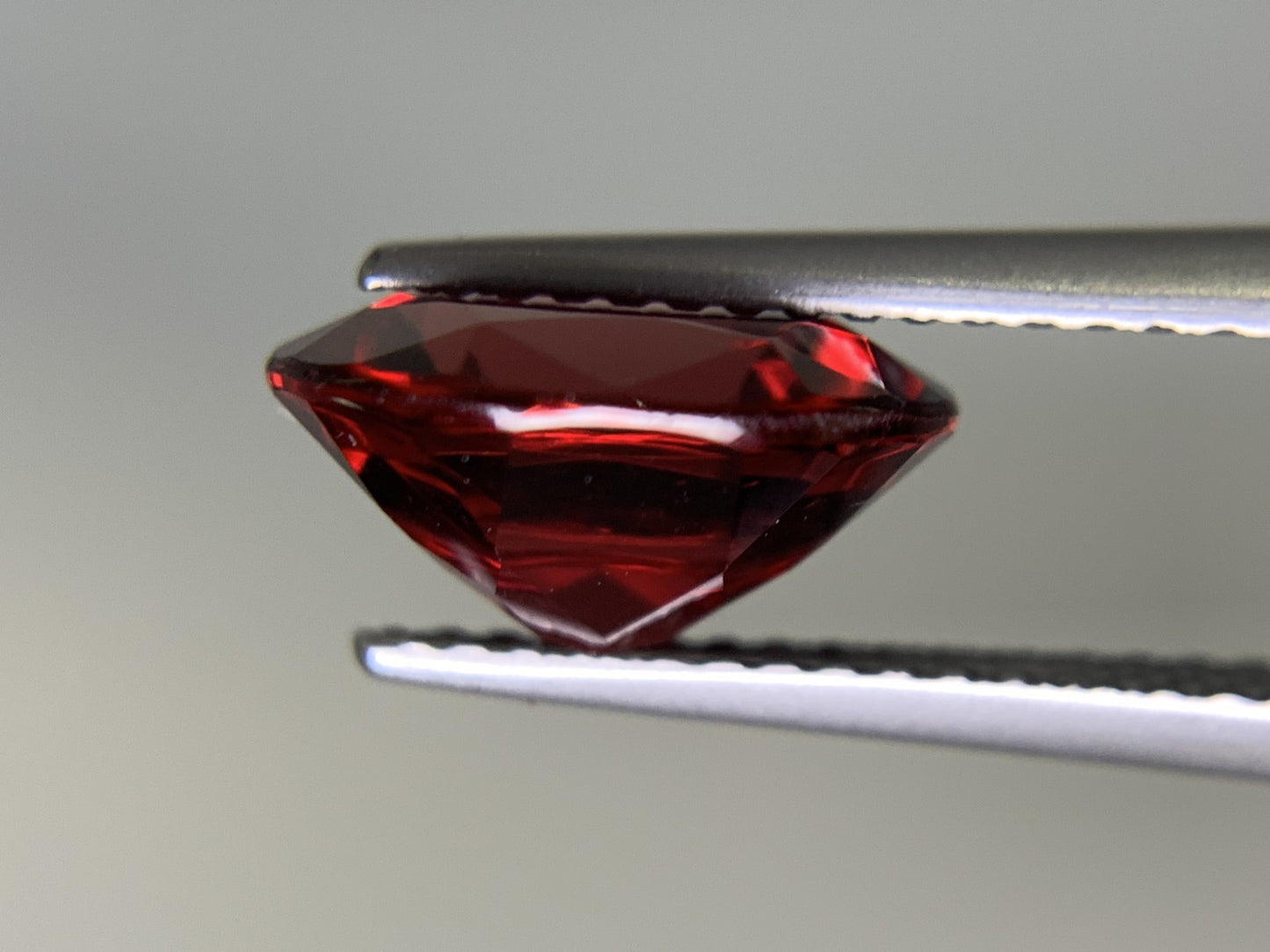 ガーネット 3.392ct  宝石ソーティング付き  10.3㎜×8.3㎜×5.2㎜  ルース（ 裸石 ） 2045Y