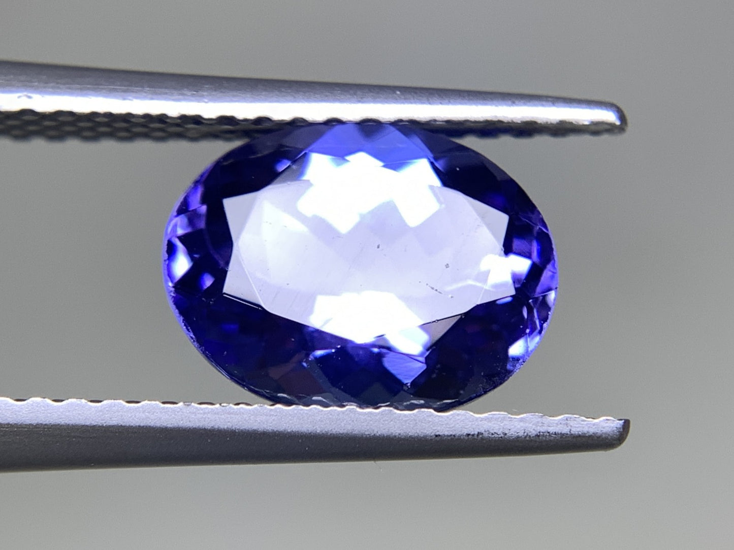 タンザナイト 2.456ct 宝石ソーティング付き  9.5㎜×7.3㎜×4.8㎜  ルース（ 裸石 ） 2554Y