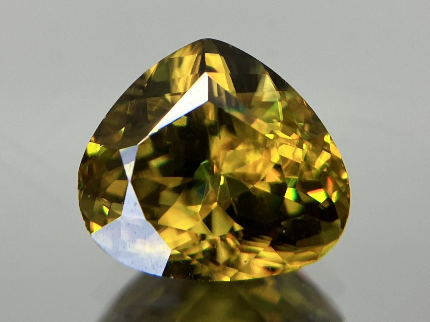 スフェーン 2.689ct 中央宝石ソーティング付き 8.35㎜×9.40㎜×5.46㎜ ルース（ 裸石 ） 4262YY