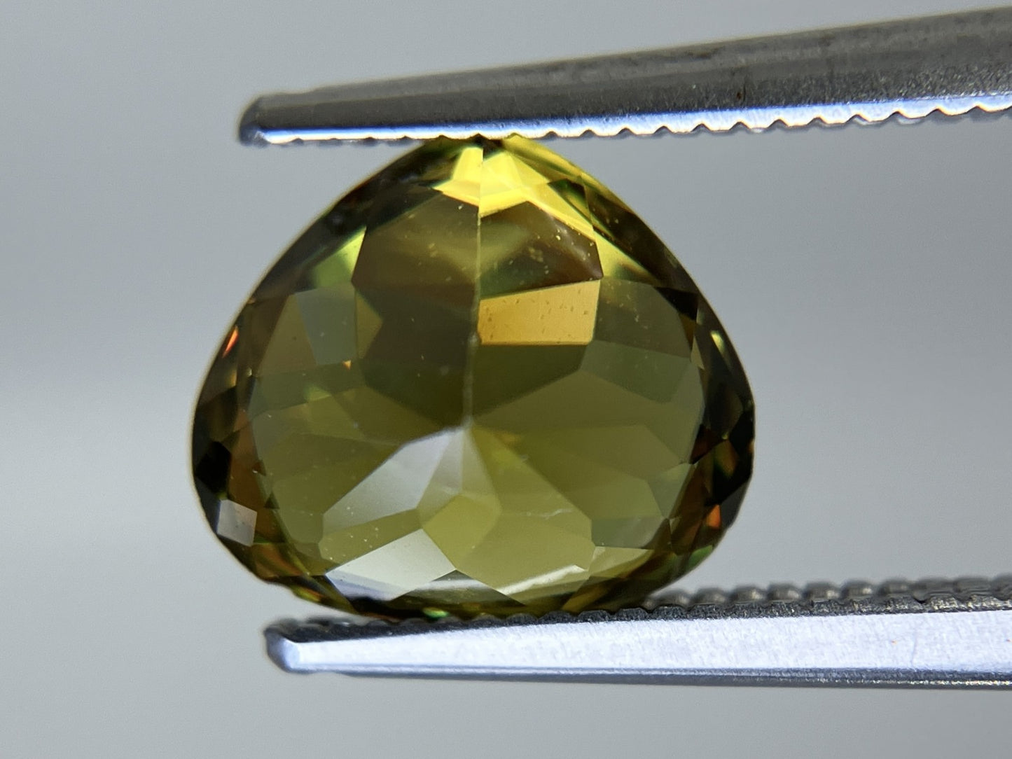 スフェーン 2.689ct 中央宝石ソーティング付き 8.35㎜×9.40㎜×5.46㎜ ルース（ 裸石 ） 4262YY