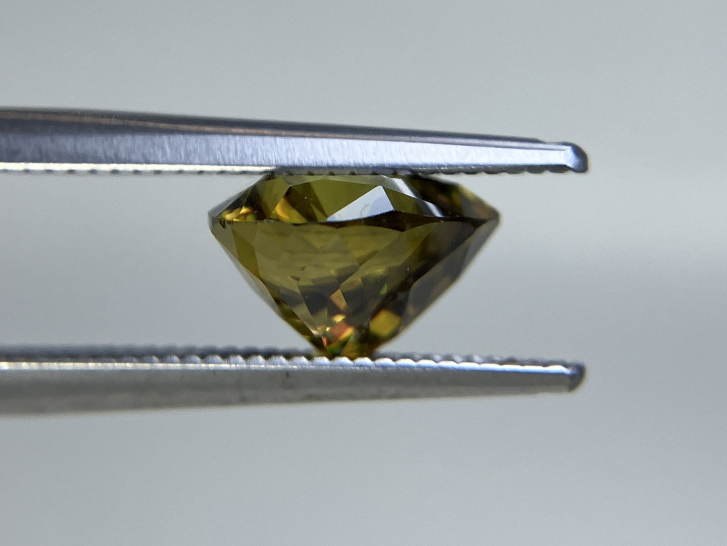 スフェーン 2.689ct 中央宝石ソーティング付き 8.35㎜×9.40㎜×5.46㎜ ルース（ 裸石 ） 4262YY