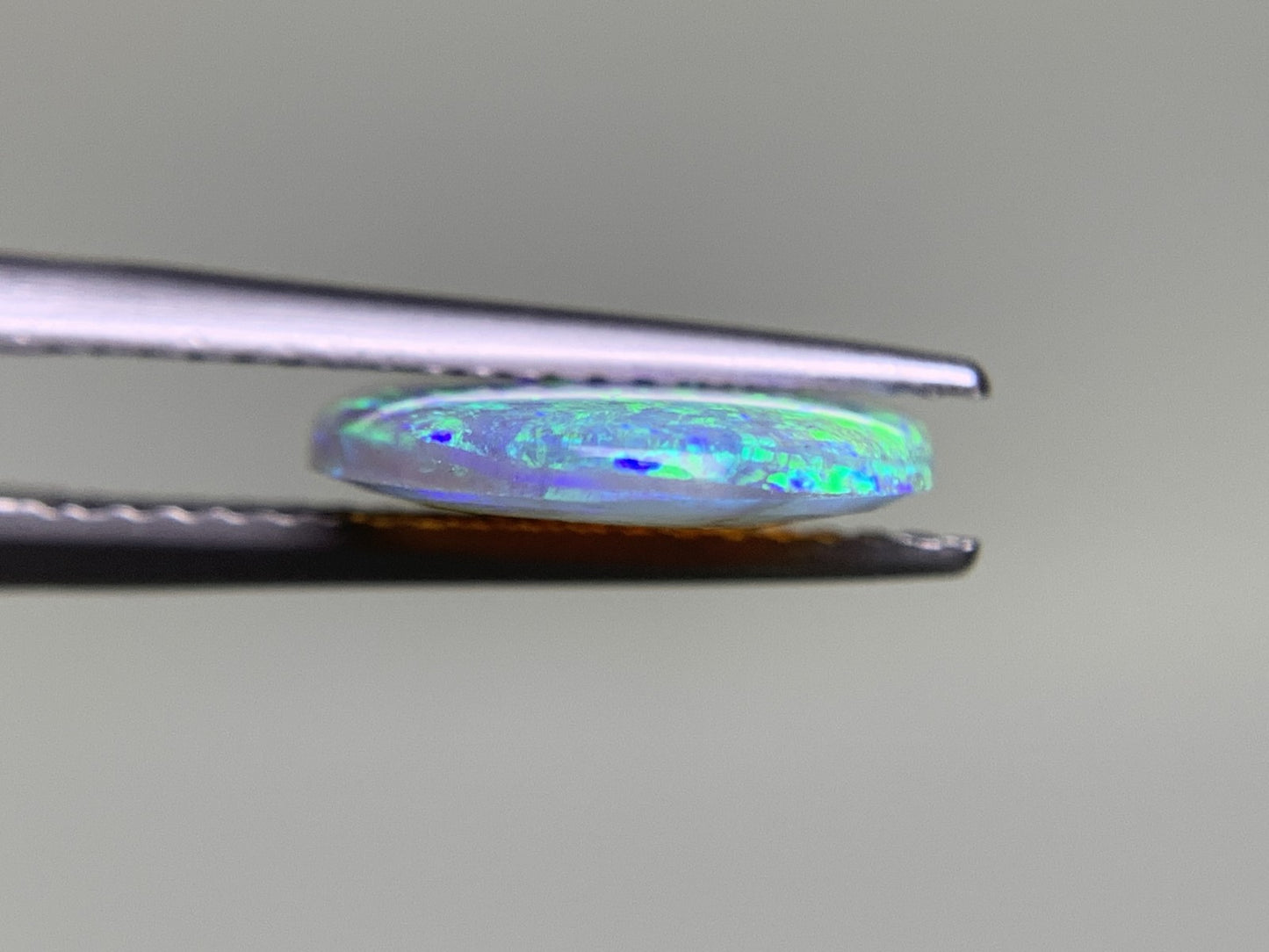 ブラックオパール 2.562ct  宝石ソーティング付き  13.7㎜×11.4㎜×2.5㎜  天然 ルース（ 裸石 ） 4372Y